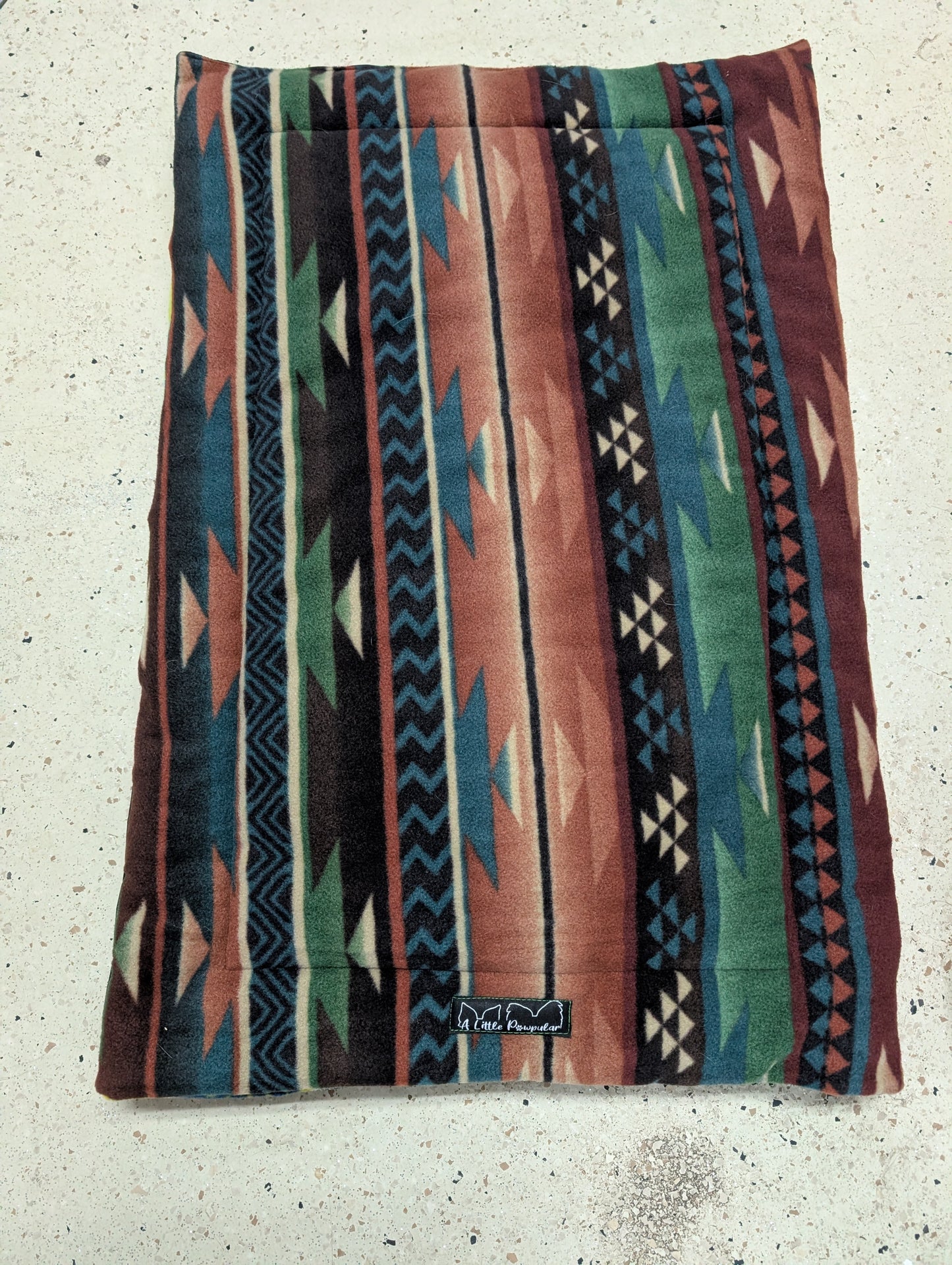 A Little Pawpular - Fleece and Ripstop Crate Pad - MEDIUM - 19x30IN (Fits Intermediate Ruff Land)