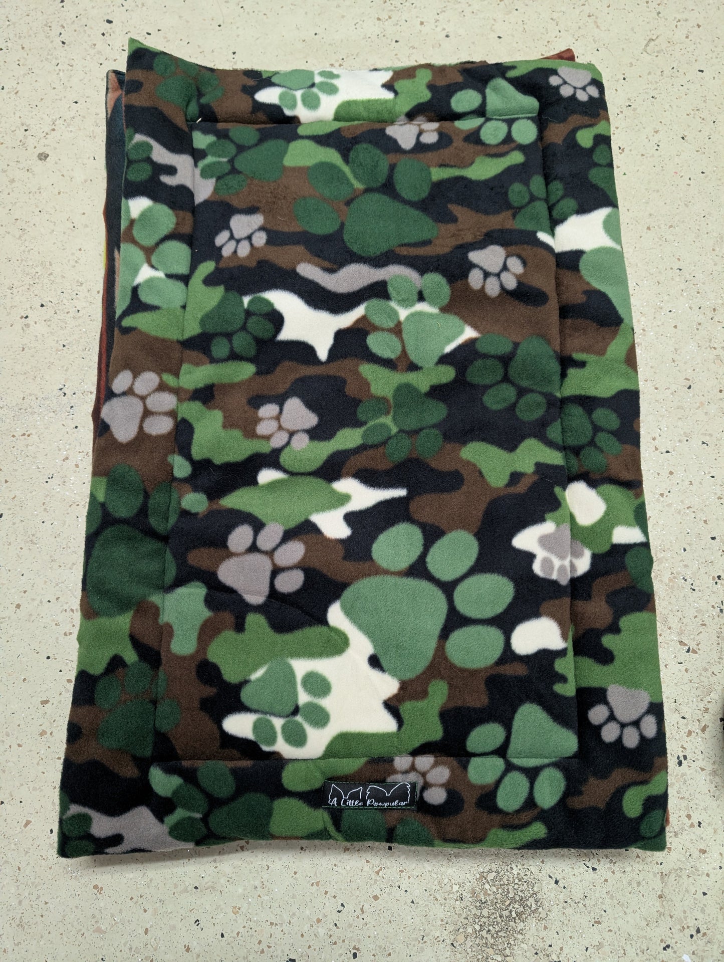 A Little Pawpular - Fleece and Ripstop Crate Pad - MEDIUM - 19x30IN (Fits Intermediate Ruff Land)